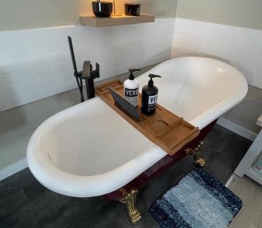 Bridgeland Apartment | Sip and Soak, hotel-style room