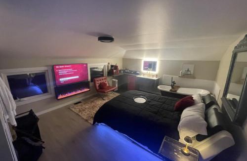 Bridgeland Apartment | Sip and Soak, hotel-style room