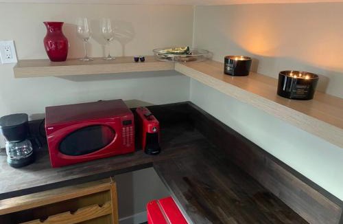 Bridgeland Apartment | Sip and Soak, hotel-style room