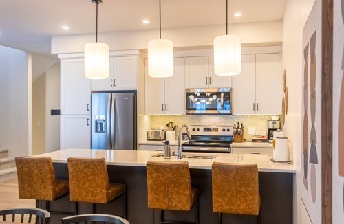 Fernie Ski Chalet | Ski In/10 Mins to the Timber Chair l Hot Tub | AC
