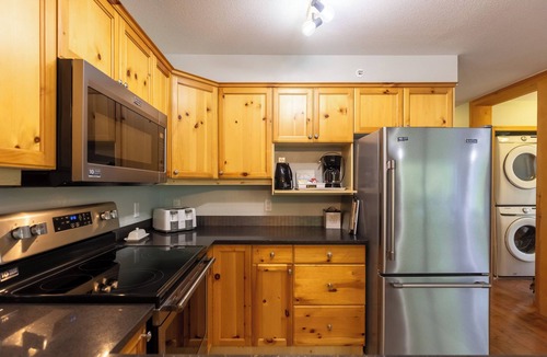 Fernie Ski Chalet | Ski In & 15 Minute Walk to the Lifts. Hot Tub. A/C. Pet Friendly