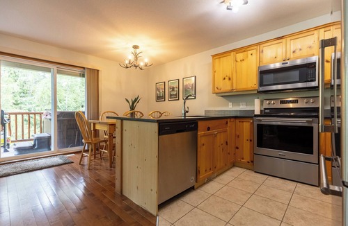 Fernie Ski Chalet | Ski In & 15 Minute Walk to the Lifts. Hot Tub. A/C. Pet Friendly