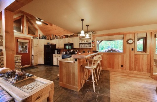 Fernie Ski Chalet | Ski-in 5 Bedroom Chalet Sleeps 14