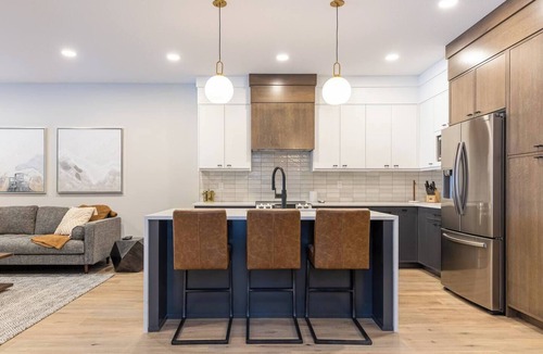 Fernie Ski Chalet | Ski In/Out. Luxury with Hot Tub & EV Charger