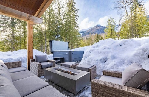 Fernie Ski Chalet | Ski In/Out. Luxury with Hot Tub & EV Charger