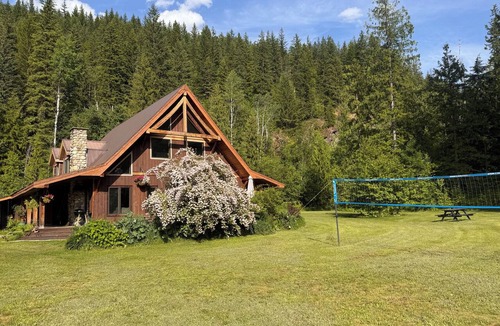 Revelstoke House | Ski Lodge on acreage close to RMR. Pet friendly!