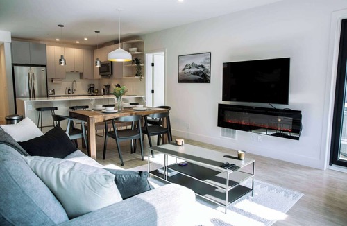 Revelstoke Condo | Ski & Tee Retreat - Bright Three Bedroom + Hot Tub
