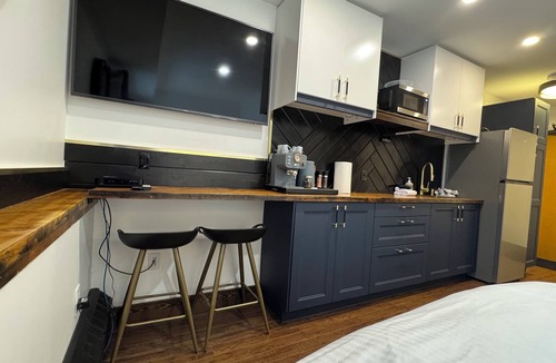 East Kootenay Apartment | Ski to your door at the Griz Inn/Fully Renovated