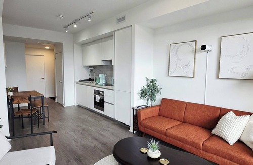 Downtown Mississauga Condo | Sky High | Luxe Stay | 2 BR-2 BA | SQ1 | Lake View | Gym | Pool | Parking
