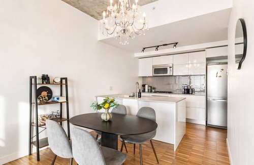 Gastown Apartment | Skyhome in Gastown | Amazing Ocean&Mountain Views
