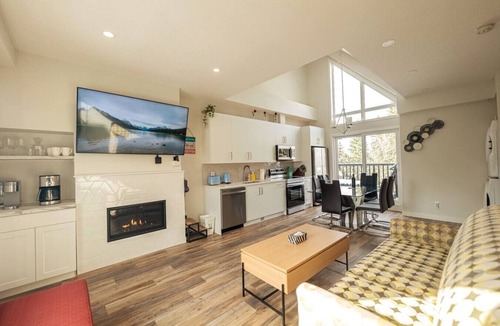 Canmore Villa | Skyline Escape Mountain Views + Hot Tub + Pool