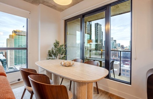 Quartier des Spectacles Apartment | Skyline Luxury Retreat | Free Parking
