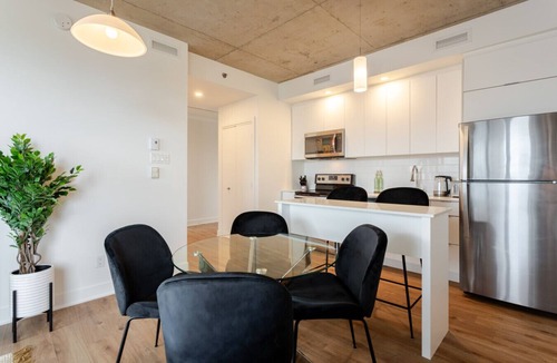 Quartier des Spectacles Apartment | Skyline View Apartment | Free Parking