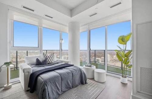 The Queensway Apartment | Sleek 2BR Toronto Condo Patio & Free Parking