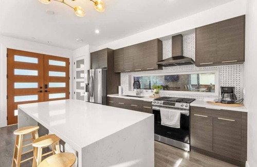 Marpole House | Sleek & Chic 4BR Contemporary Home in Vancouver