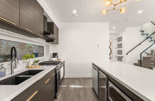 Marpole House | Sleek & Chic 4BR Contemporary Home in Vancouver