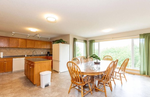 Twin Butte Villa | Sleeps 32 - 5 mins. from Waterton - Whole House