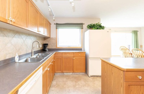 Twin Butte Villa | Sleeps 32 - 5 mins. from Waterton - Whole House