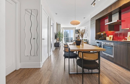 Toronto Entertainment District Condo | Sleeps 6-Luxury King Beds | Events & Free Parking