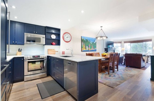 Whistler Condo | Slopeside ski in/out stylish 2BR/2BA HotTub & Pool