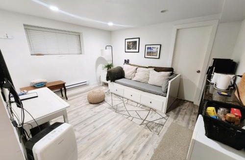 Kitsilano Bed & Breakfast | Small Private Studio at Kitsilano Beach