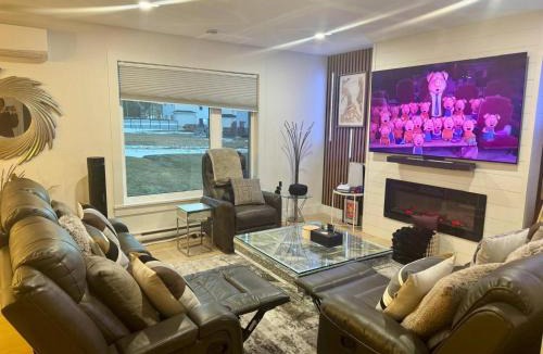 Dieppe House | Smart 4BR Comfort Suite Massage Chair YQM Airport