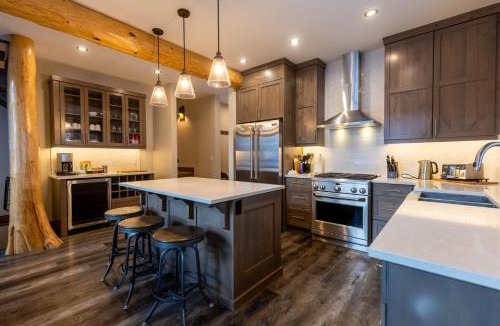 East Kootenay Ski Chalet | Snow Creek Cabin #502 by Fernie Central Reservations