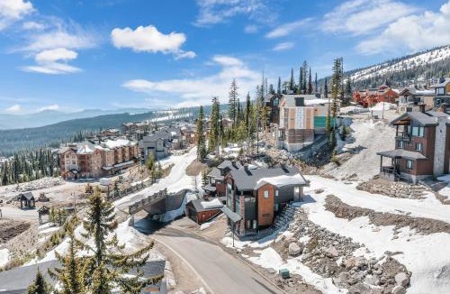 Big White Ski Resort Ski Chalet | Snow Therapy Chalet - Ski In Out, Hot Tub & Mtn View