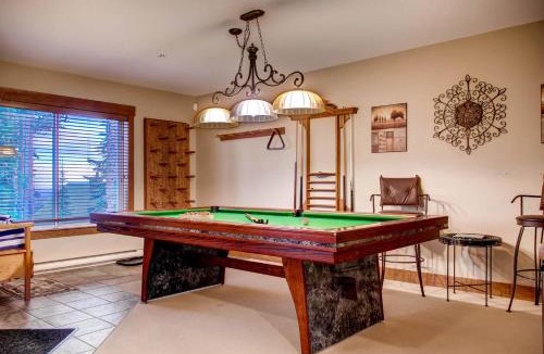 Snow Pine Estates House | Snowbanks 4