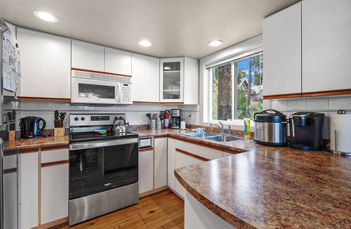 Snow Pine Estates Ski Chalet | Snowy Escape - Sleeps 10 w Hot Tub & Mtn Views