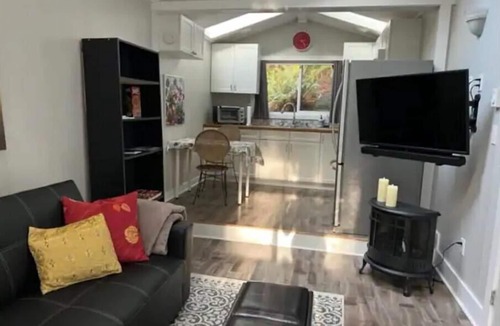 Bowen Island Cottage | Snug Cove-Bowen Island-Super Comfy Cottage steps from ferry, shops, restaurants.
