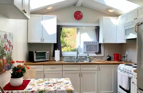 Bowen Island Cottage | Snug Cove-Bowen Island-Super Comfy Cottage steps from ferry, shops, restaurants.