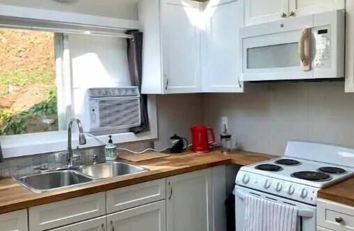 Bowen Island Cottage | Snug Cove-Bowen Island-Super Comfy Cottage steps from ferry, shops, restaurants.