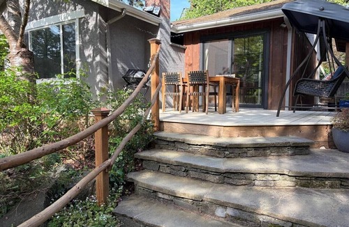 Bowen Island House | Snug Oasis - Hidden Garden Gem Steps From Everything