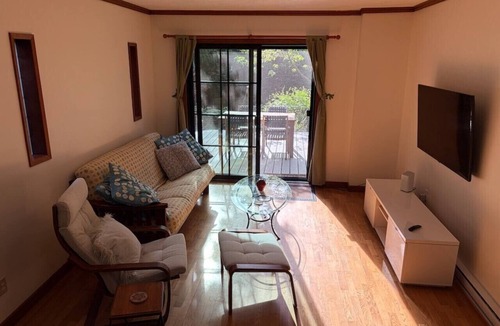 Bowen Island House | Snug Oasis - Hidden Garden Gem Steps From Everything