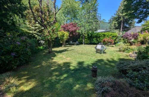 Bowen Island House | Snug Oasis - Hidden Garden Gem Steps From Everything