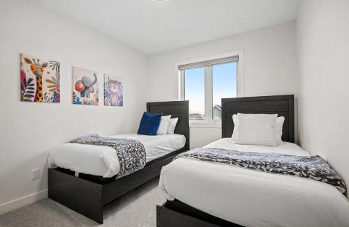 Calgary House | Sol Close to Airport, Trails & Parks Pets Ok