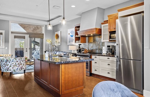Canmore Condo | Solara I Hot Tub/Pool/Parking I Canmore Mtn View I Large Balcony I High Ceilings