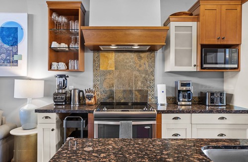 Canmore Condo | Solara I Hot Tub/Pool/Parking I Canmore Mtn View I Large Balcony I High Ceilings