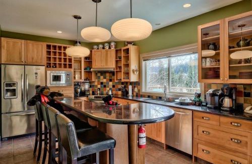 Sunburst Estates House | Soleil Chalet