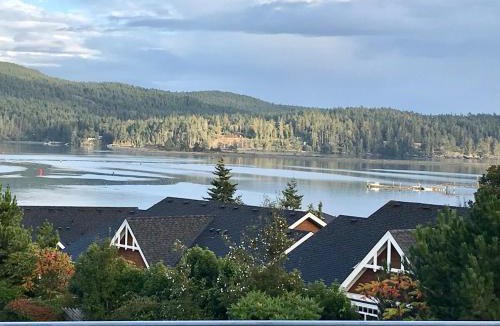 Sooke House | Sooke Harbour Townhouse - Waterfront 2-Bed Rental