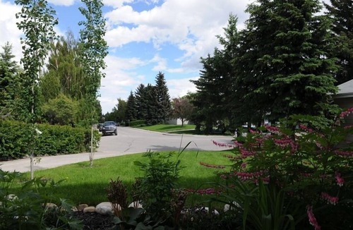 Willow Park House | South Central 2000SF 5 Bedroom house, 5-10 mins Walk to Grocery, C-Train