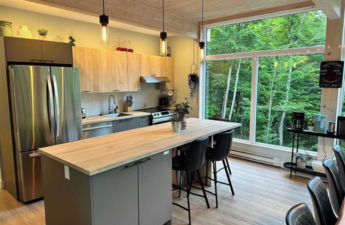 Pine Hill Ski Chalet | Spa, Lake Access & Comfort | Le RuissO