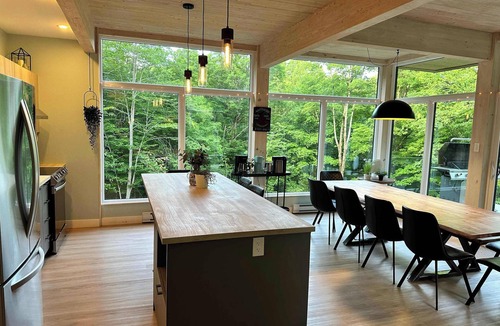 Pine Hill Ski Chalet | Spa, Lake Access & Comfort | Le RuissO
