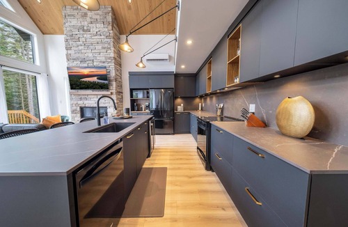 Shannon Ski Chalet | Spa & Modern Comfort | Le Norvegien