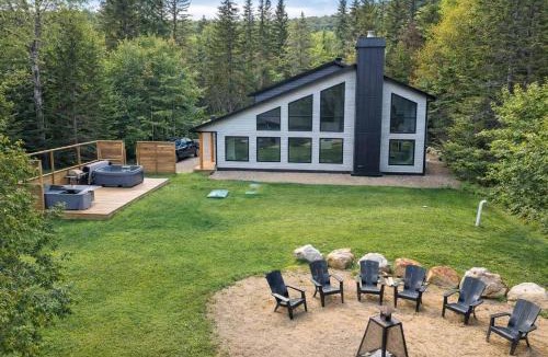 Entrelacs Ski Chalet | Spa River Pool Table - Chalet Ombre & Lumiere