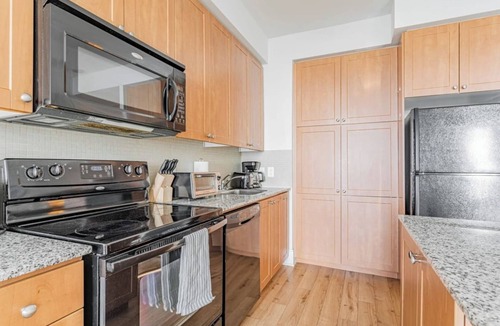 Downtown Mississauga Condo | Spacious 1 Bedroom+ Den, 1 Bath Condo/ Square One