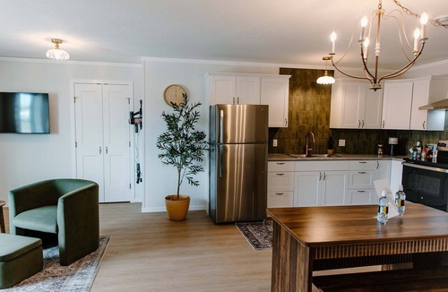 La Crete Apartment | Spacious 1BR Loft in La Crete - Full Kitchen