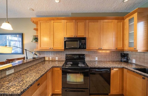 Sooke Cottage | Spacious 2 Bedroom Townhome, Sooke