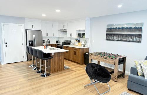 Haysboro House | Spacious 2 BR - 2 Bth House in Haysboro